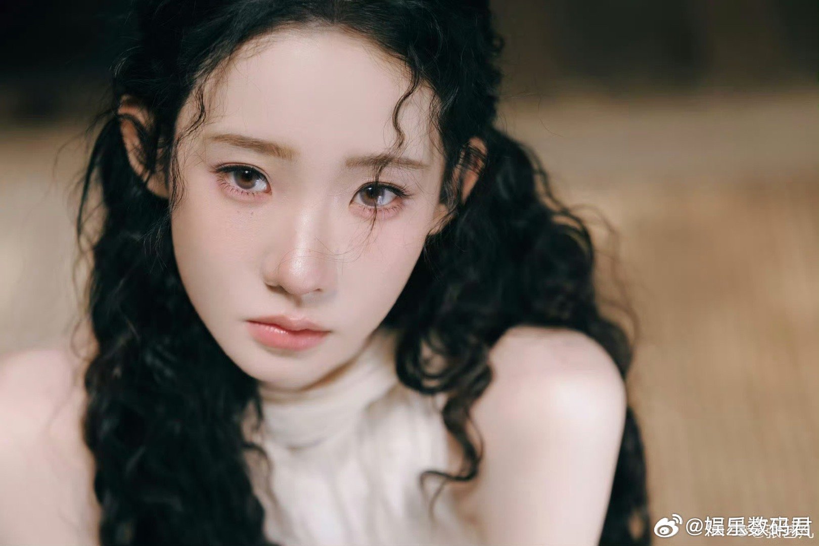 张艺凡羊毛卷出图易如反掌 每次烫羊毛卷都能美出新高度，这次也是。复古卷度把她的优