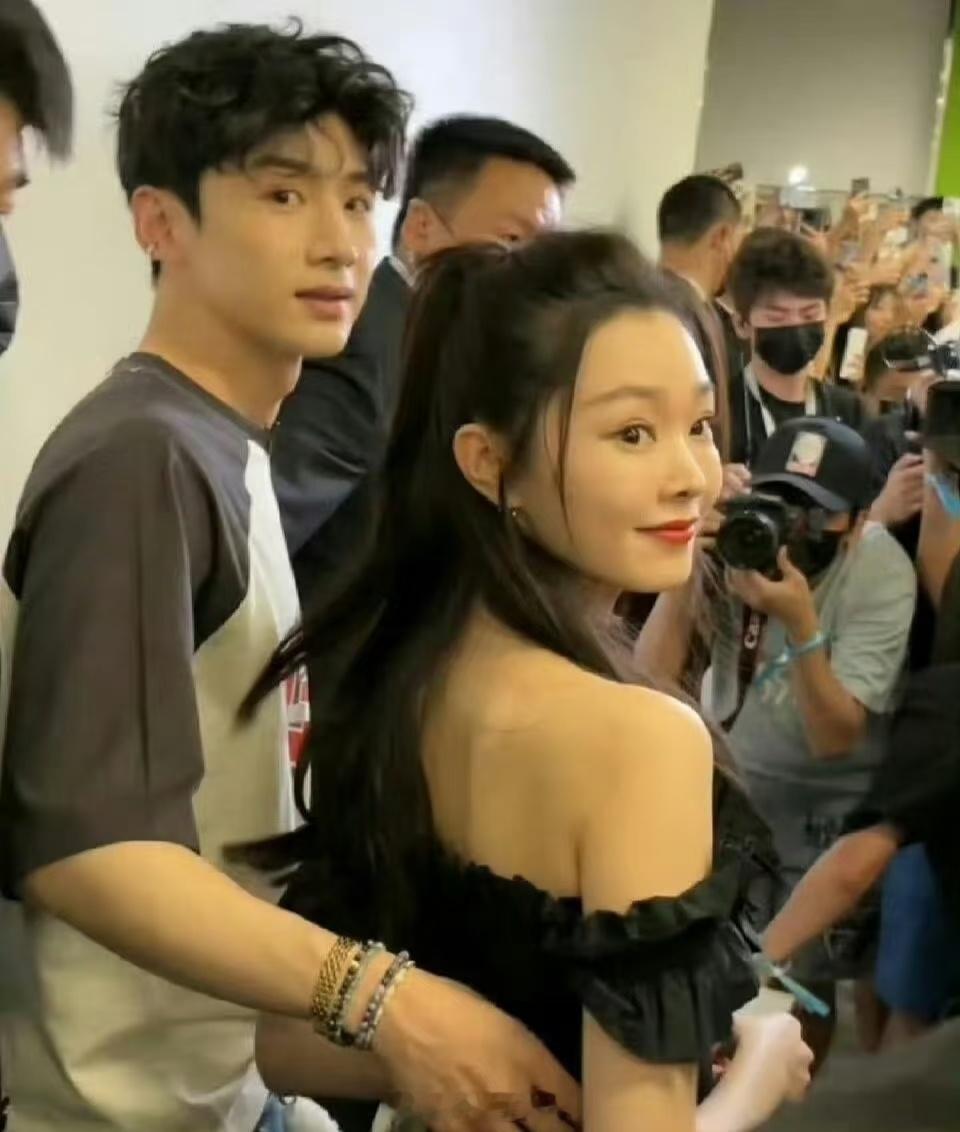 白敬亭 宋轶两个人明明没有分手，粉丝倒是希望两个人分开了宋轶又是无名指戒指、又是