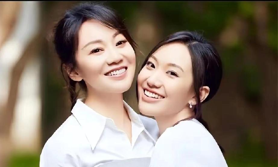 闫妮邹元清同框似姐妹，母女携手闯娱乐圈太好嗑
 
    55岁闫妮与28岁女儿