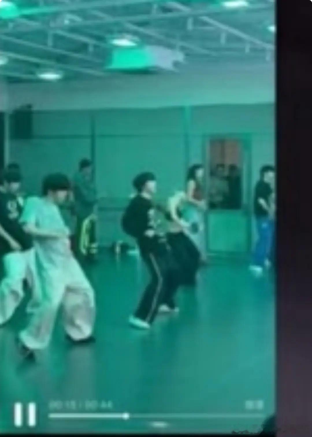 tg他们练习的舞社是T1舞社 是不是大师课不确定 不过这个集赞打折7个人是不是会