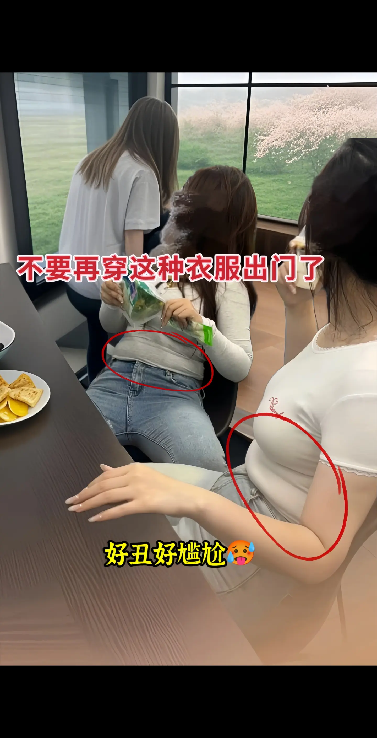 还在为夏日穿搭发愁？这款韩版V领条纹短袖T恤别错过！经典条纹元素，简约...