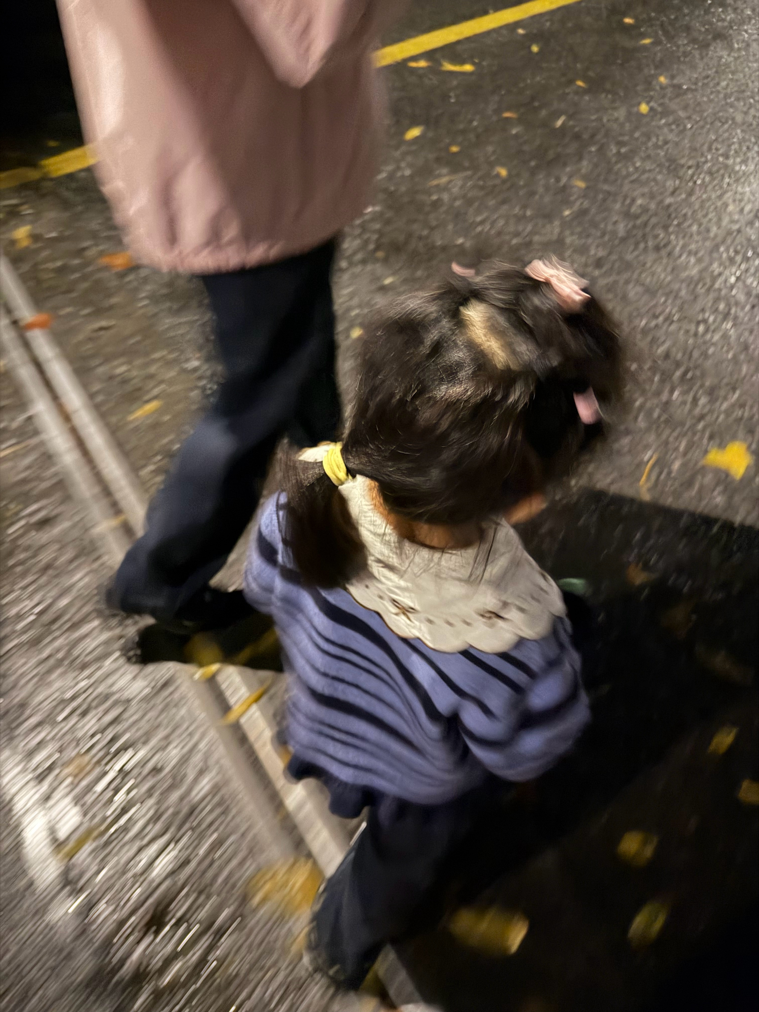 雨后上海，两个好人带着娃散步散到10点半[流鼻血] ​​​