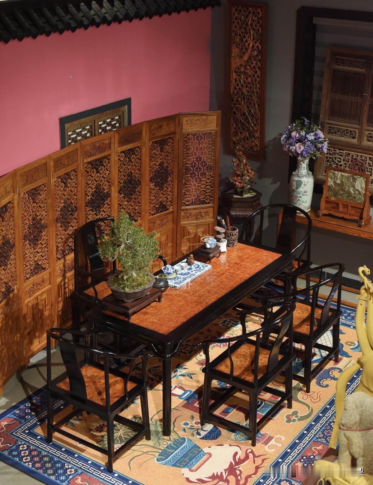 挑战全球最炫紫光檀镶缅花满龙胆茶桌六件套
方寸之间，尽显东方雅韵。温润红木纹理如