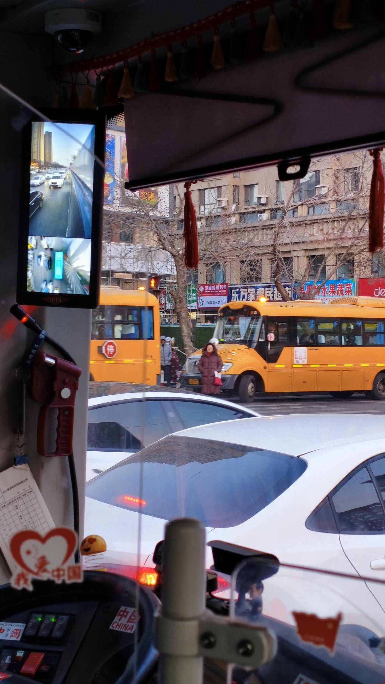 ‘胜利南大街九州湾景汇的九州御璟如果入驻后更堵’经常往返这里的公交车司机跟我说道