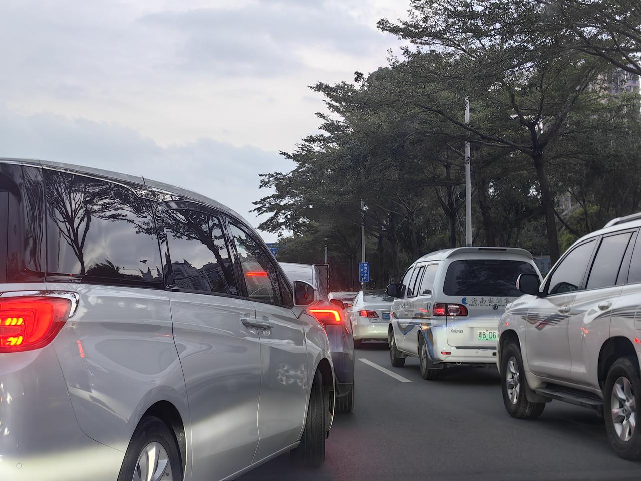 旅游旺季到了，三亚的马路上已经不是一帮琼B了。有鄂B，有冀B，有吉B，有黑B，也