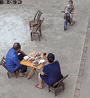 答应我。
给他一个完美的童年。