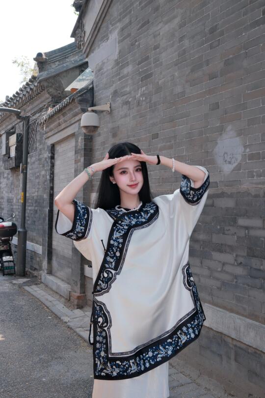 老北京胡同拍照｜“她是清代走来的东方美人”