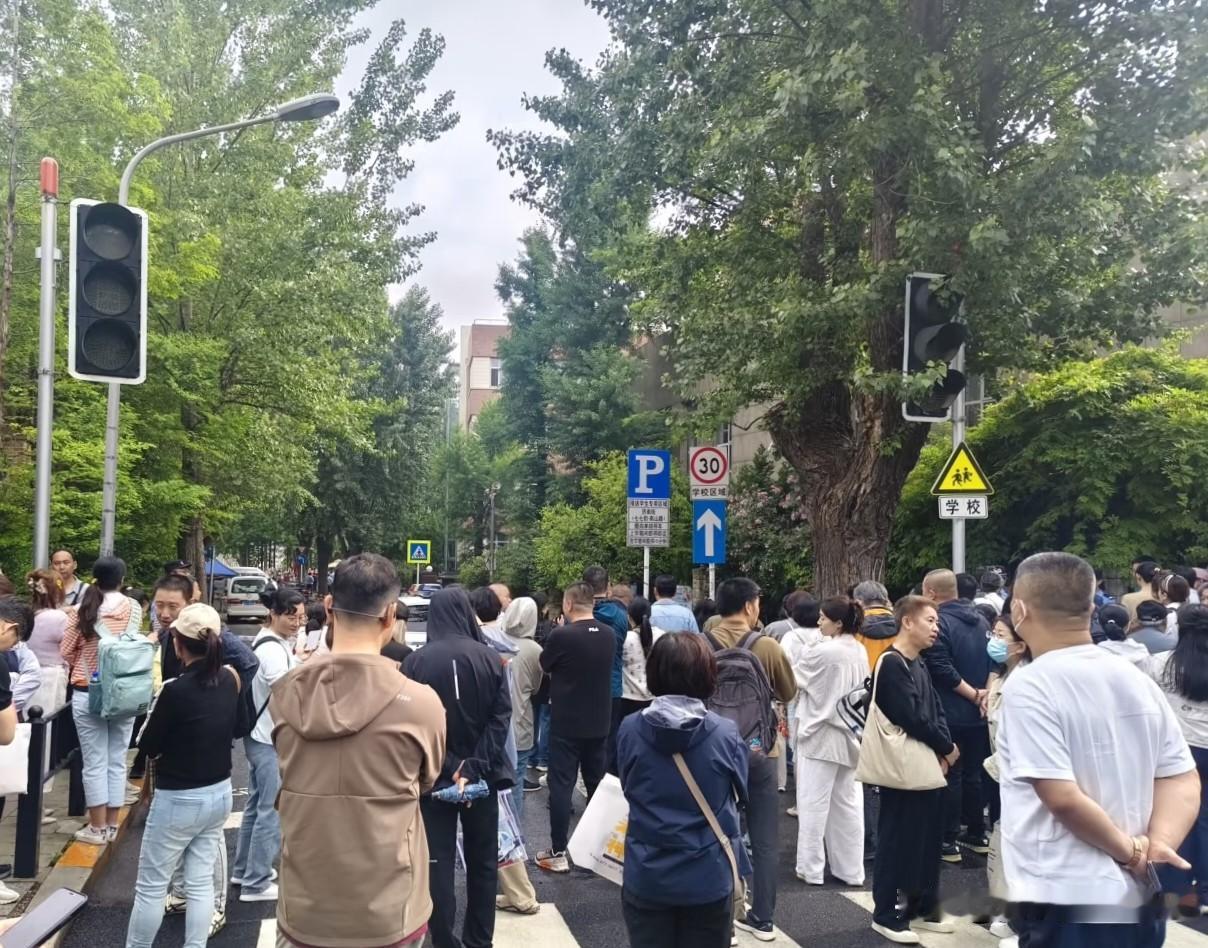 二零二六高考第一天，大连的天空不给力，下着绵绵细雨，但是考场校园外，还是站满了期