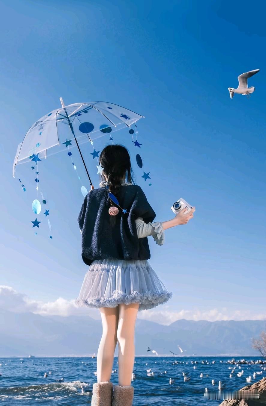 我怕落了俗
不知用怎样的情感
来拿捏这惊鸿一瞥的角度
枉有富可敌国的温柔
也不敢