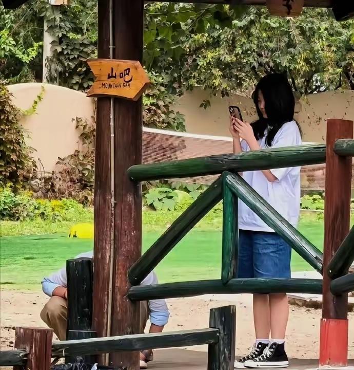 小菲对孩子真的好，有时间就陪孩子一起出去走走。人家真的厉害了，对孩子们特别重视，