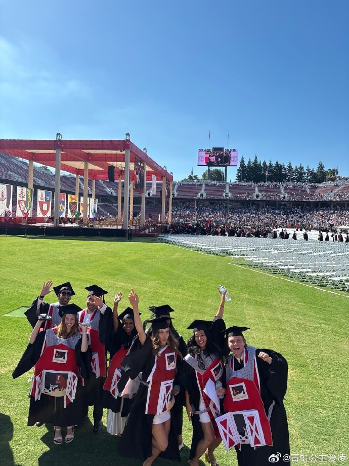 #谷爱凌晒照斯坦福毕业典礼#【谷爱凌斯坦福毕业典礼】#谷爱凌毕业典礼和妈妈合照#