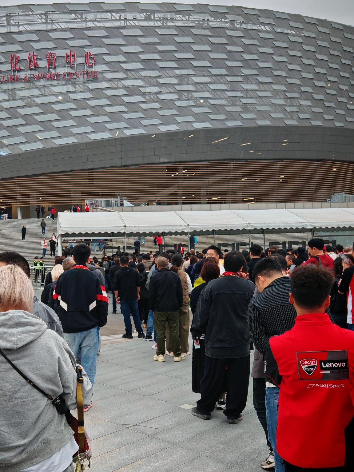 凤凰山五粮液文化体育中心又该热闹了，是抢票还是随意买票届时又是一道风景线。
成都