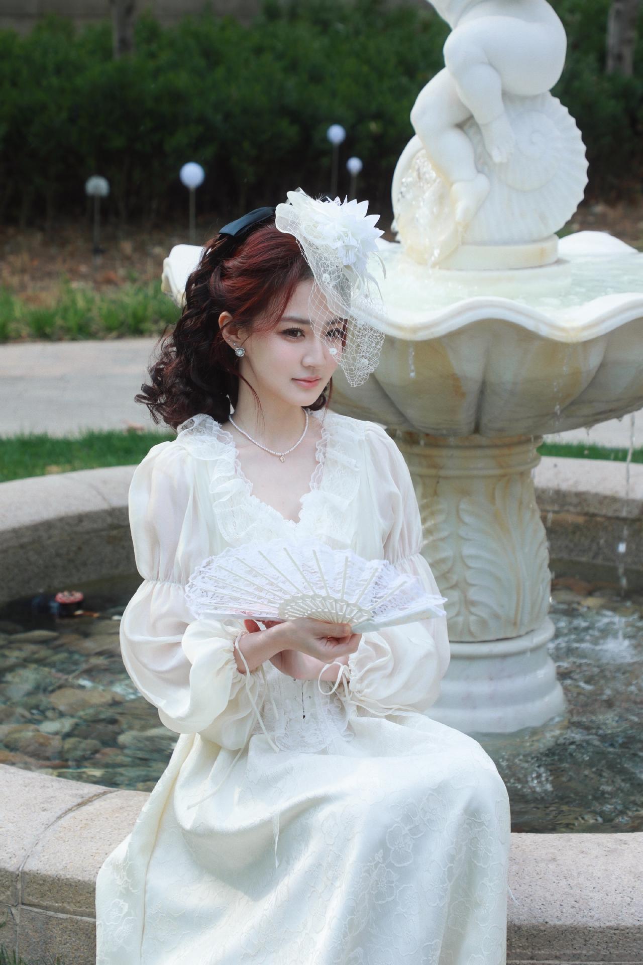 璐璐像从旧油画里走出来的人，带着一点上个世纪的光[爱慕]
徐璐