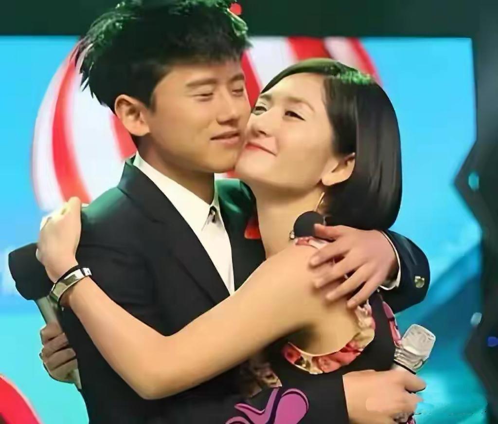 现在全网最尴尬的人，非谢娜莫属了。

本想一腔热血为爱人出头讨公道，结果不仅没等