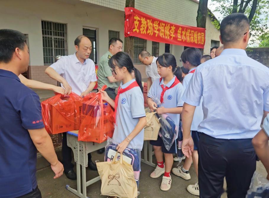 衡阳身边事【“衡阳舰”给衡阳这所“海军小学”捐赠援建物资】7月2日，海军衡阳舰“