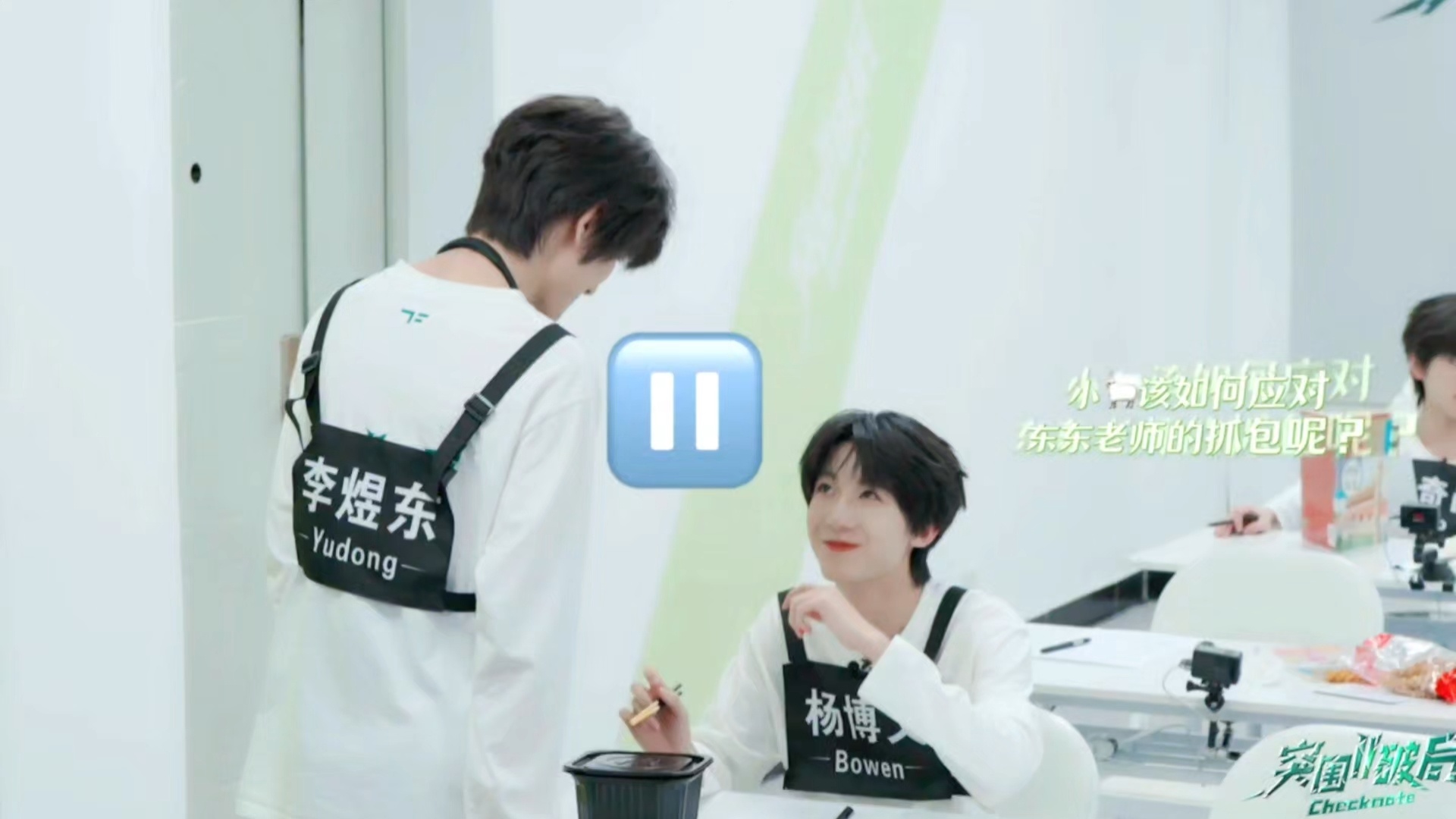 小笨蛋被抓包就笑眯眯看着对方美人计贿赂一下 (＾▽＾) 