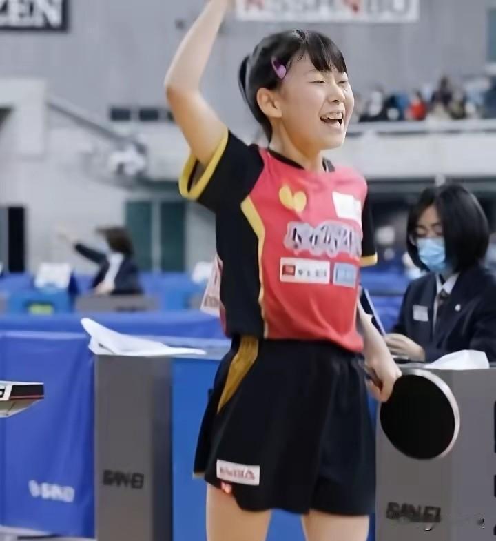 孙颖莎的小迷妹松岛美空，
仅仅12岁，
今年全日本锦标赛打进了4强，
半决赛输给