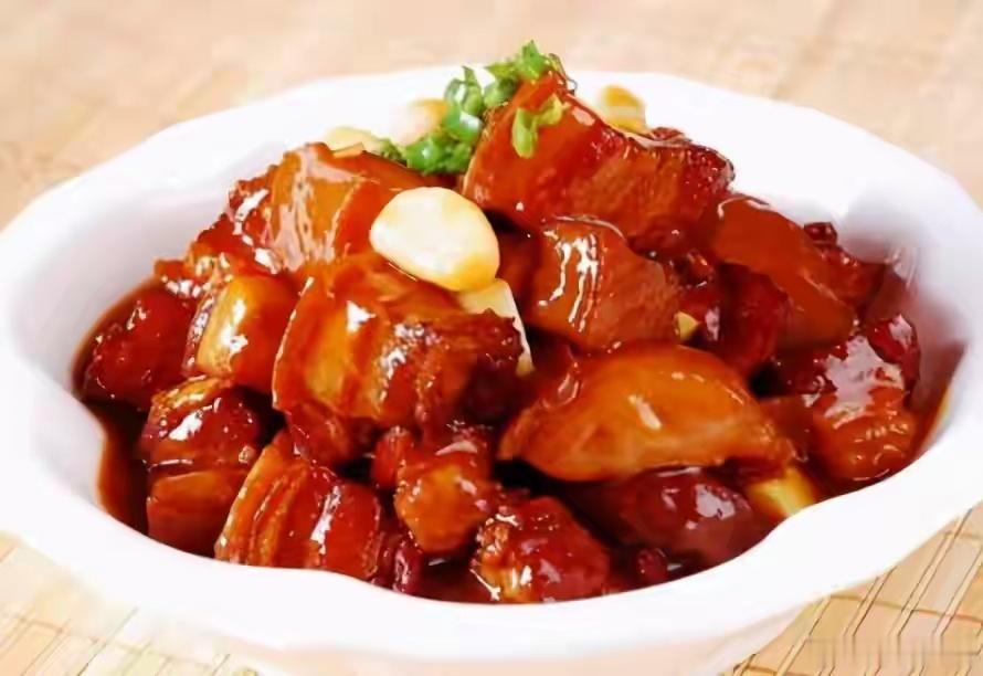 泸州味道 【客家红烧肉】制法：1.把带皮猪五花肉切成块，下油锅煸至出油时，加入黄
