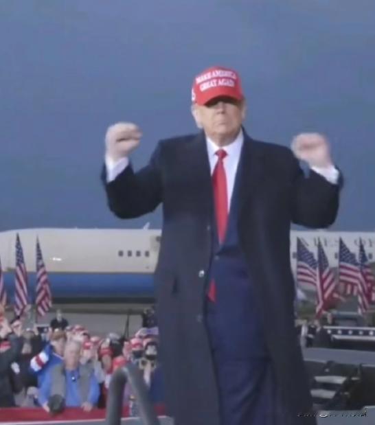 特朗普是美国历史上第一位，也是到目前为止唯一一位在当选总统前，没有任何军事或政府