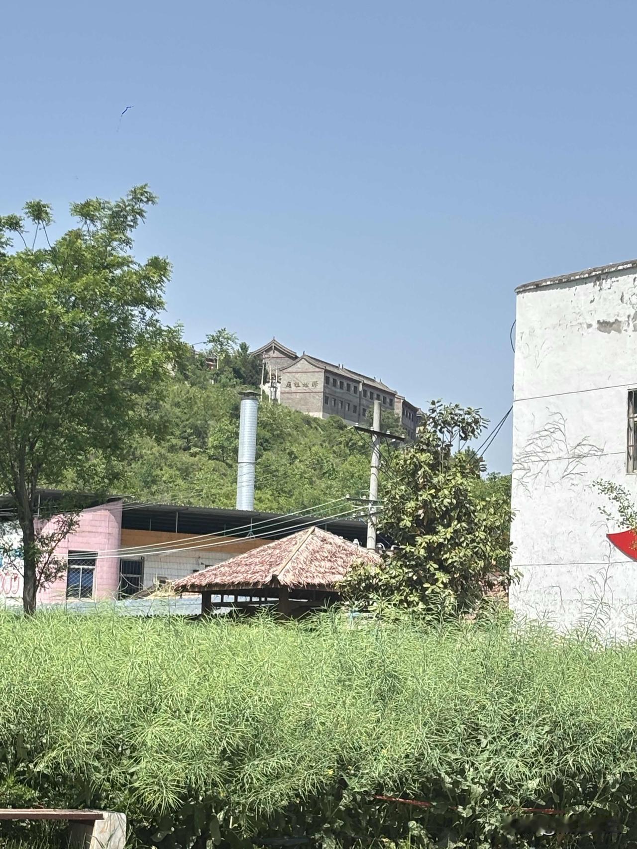 西安长安区樊川路旁边半原上的寺庙，名字叫护国道安寺，这个还是第一次看到，平时在网
