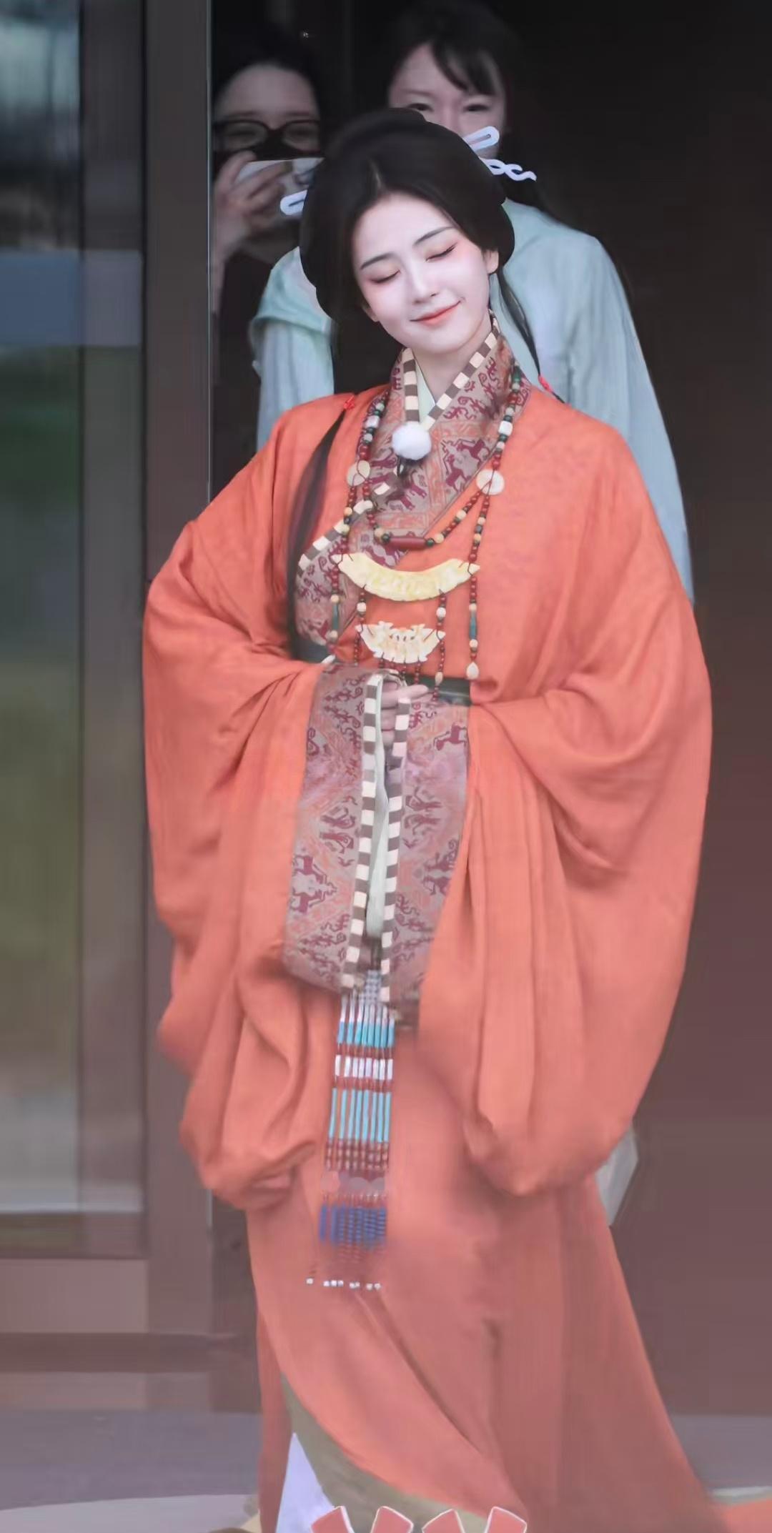 奔跑吧路透，白鹿身着一身赤红战国袍，是阶前惊鸿，软了千年的月光；又束一身胡服骑射