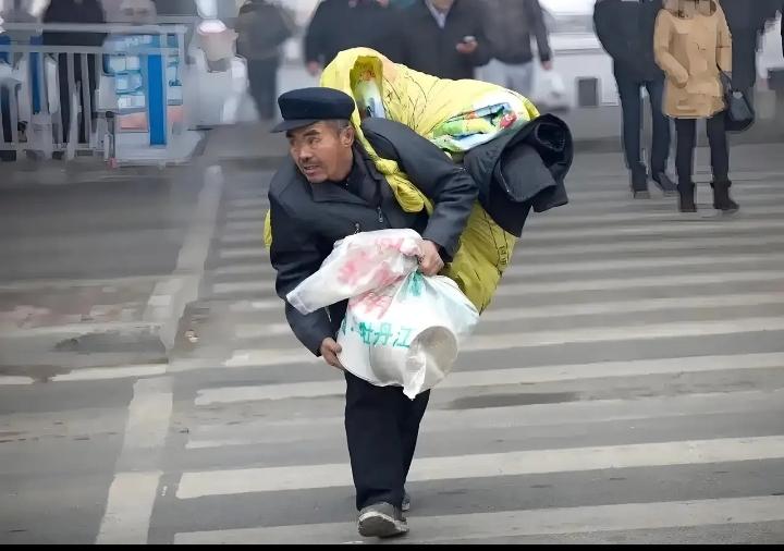 想做人间自由翁，
桃花源里醉春风，
心藏山海无俗事，
………？

上联：慢品岁月