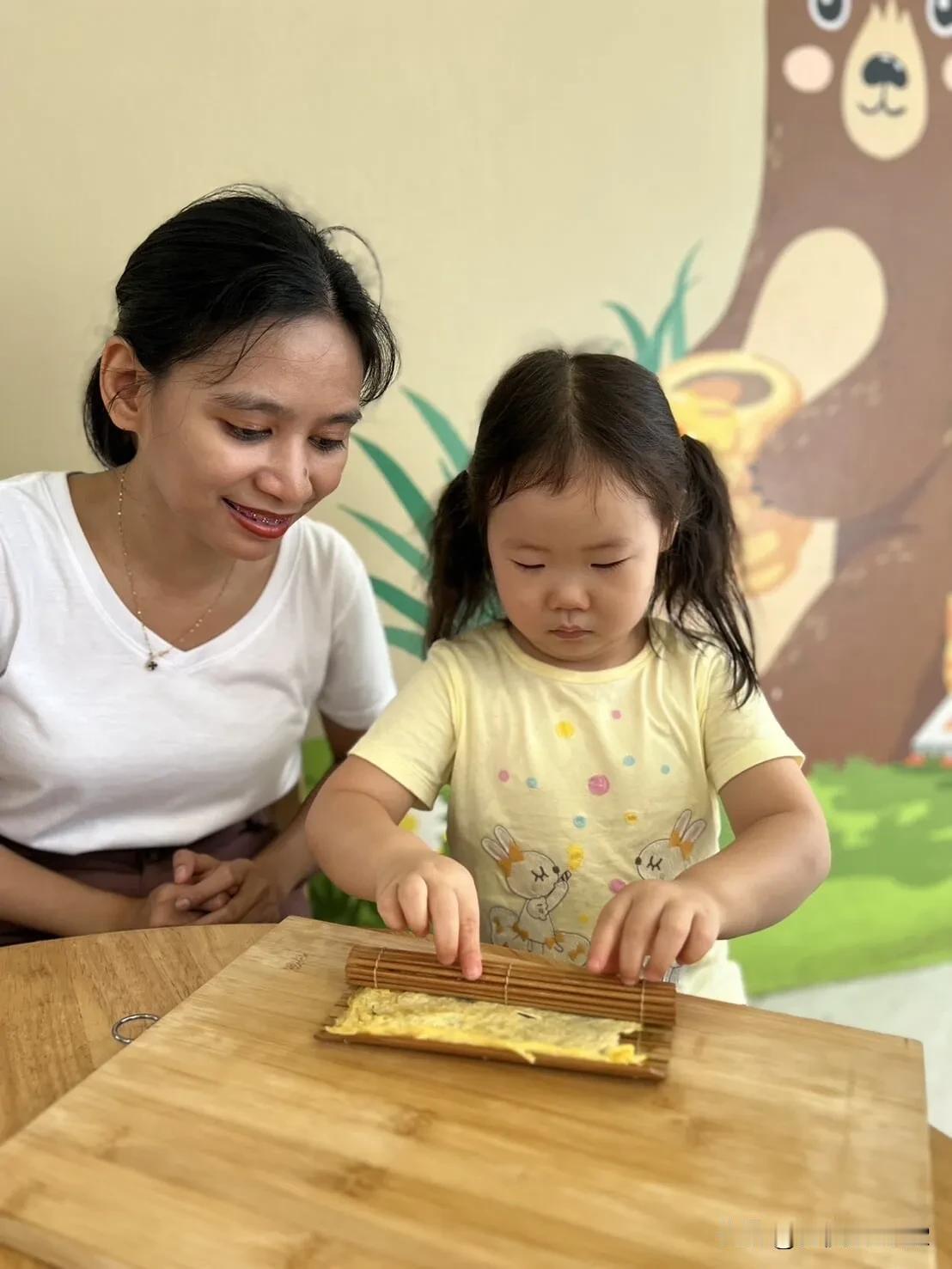 大外孙女肉包儿再有两个月四周岁了，女儿最近出差曼谷，考虑到我在家一人带两娃负担太