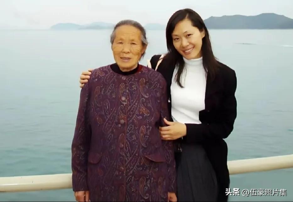 中国著名女高音歌唱家于文华与母亲在海边的留影。
于文华家境贫寒，求学时因带咸菜馒