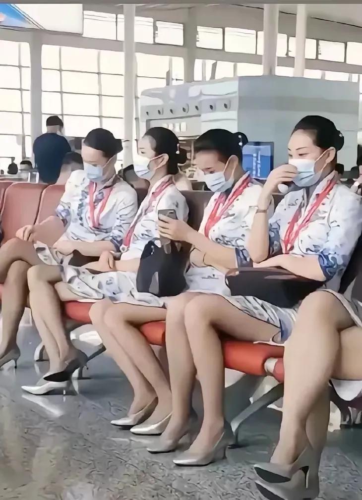 准备登机的海南航空的空姐们，她们开始长途的服务旅行，每天要保持高强度的劳动，光鲜