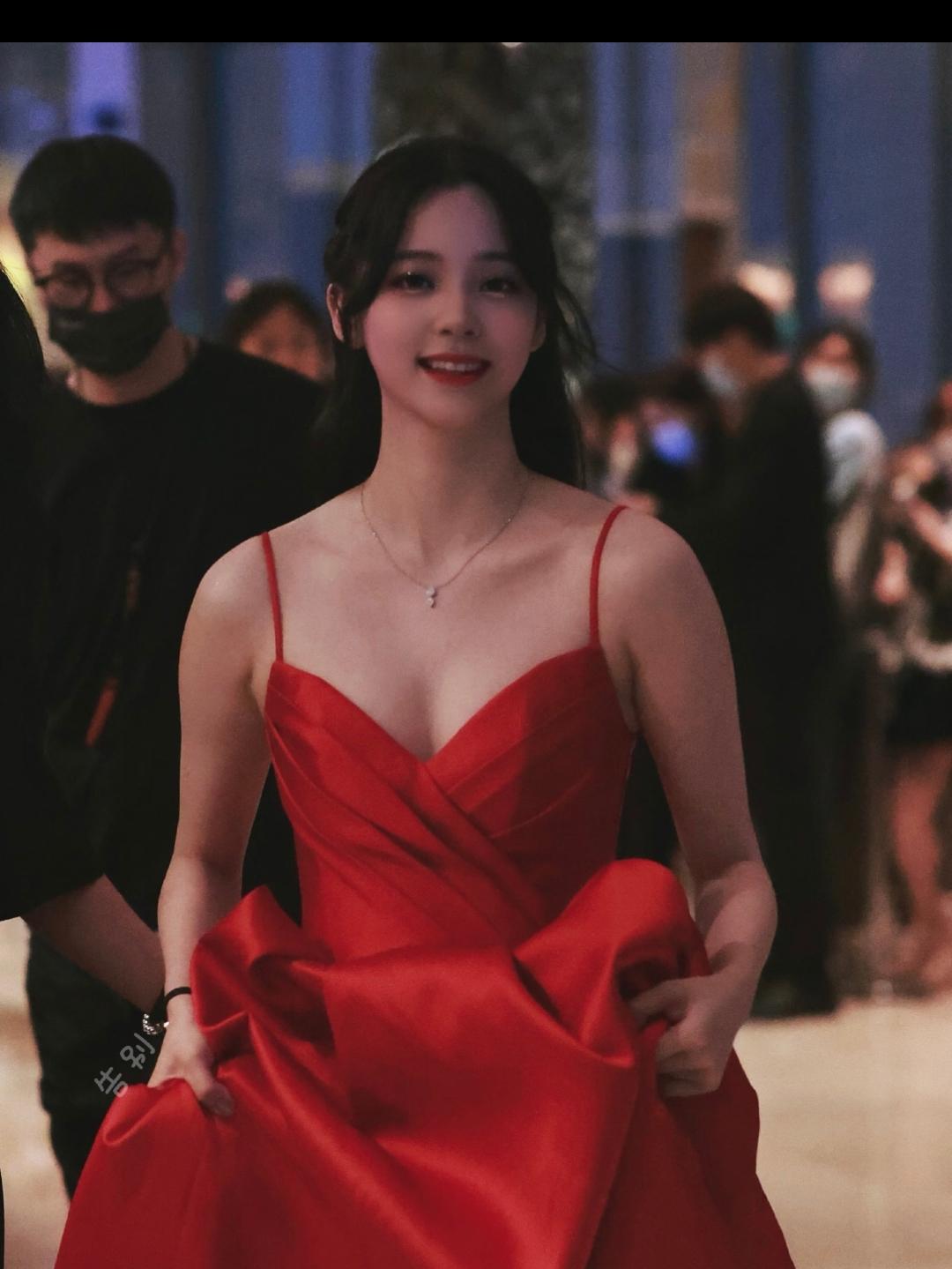 从她14就认识她，现在她长这么大了，这也算是咱们看着长大的孩子吧！
当年在湖南卫