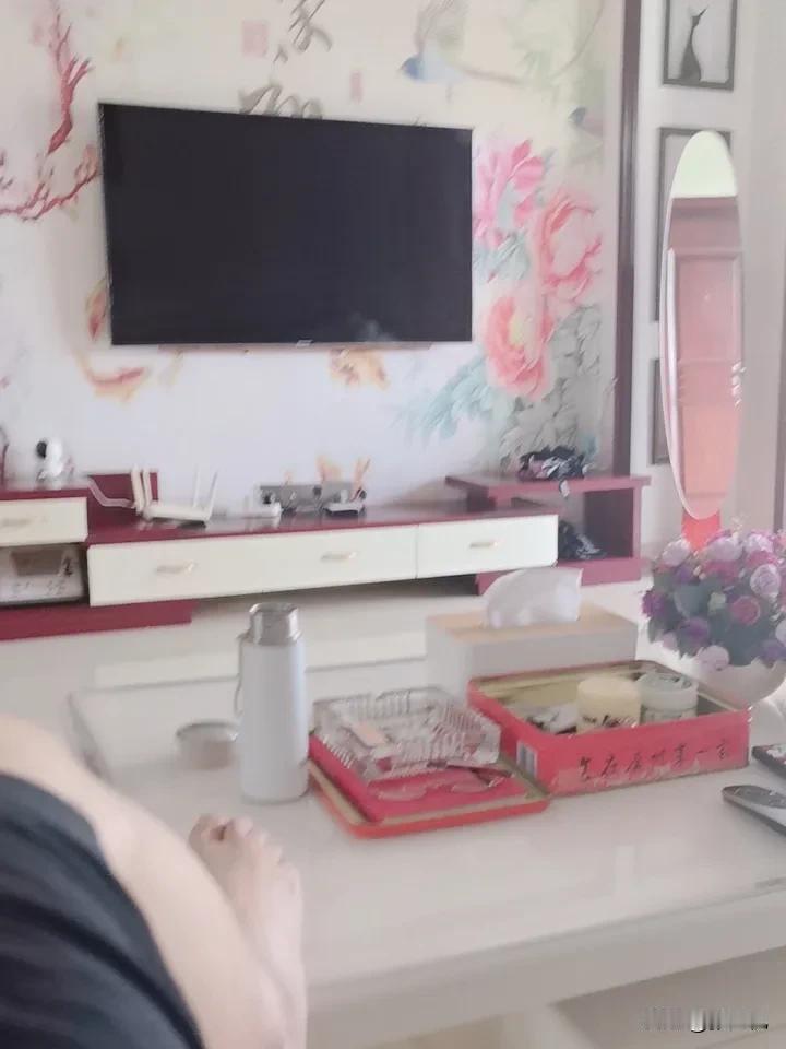 相信有我这个习惯的人不是很多了。
毕竟现在人们更喜欢在手机上看。
我用电视看，那