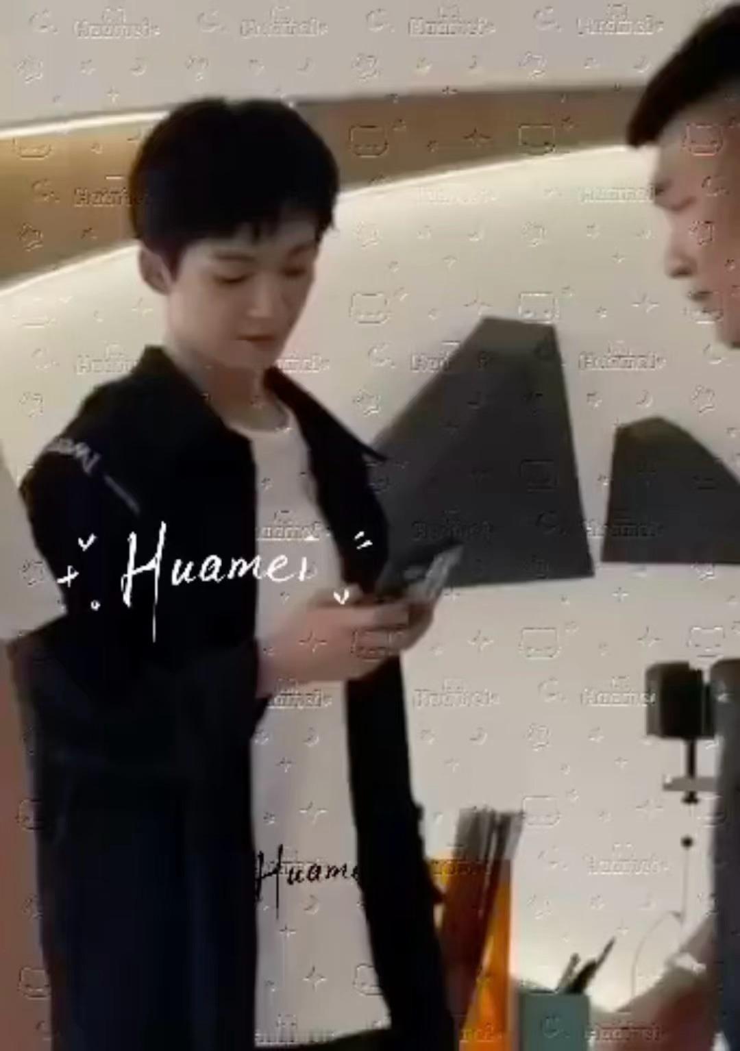 穿着老公大一码的衬衣笑着玩手机cr.Huamei. 