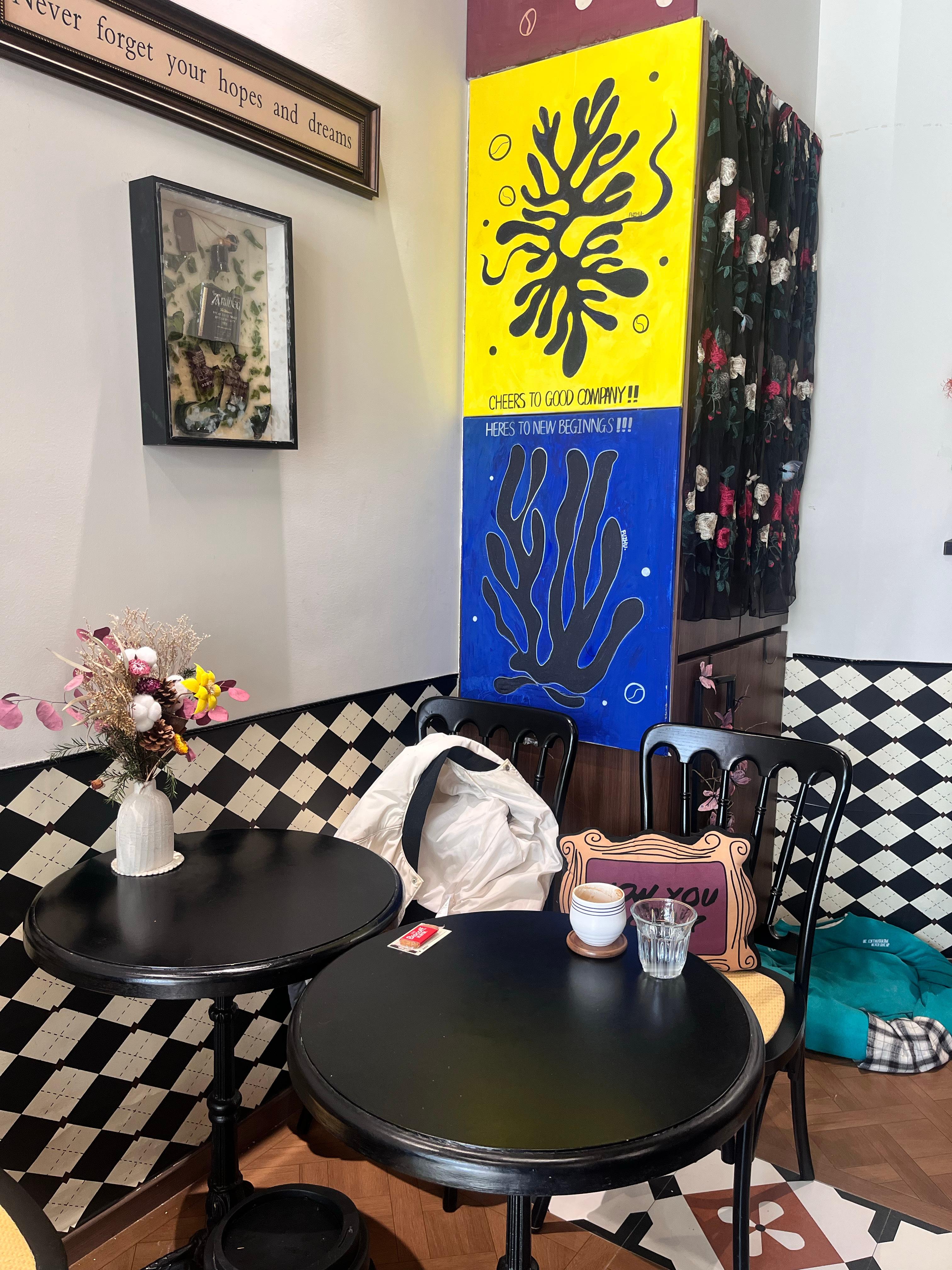 意外打卡了斯瓦泰克在武网期间经常去的一家咖啡店，喝了同款澳白。老板不是网球迷，伊