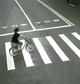 这车主太无德了，
虽然没造成行人伤亡，
但已经构成犯罪了，
一定得惩罚。驾车撞人