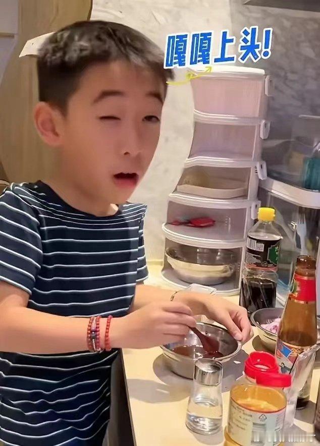 #应采儿晒Jasper第一次做饭vlog# Jasper自己吃了一口牛肉之后，立
