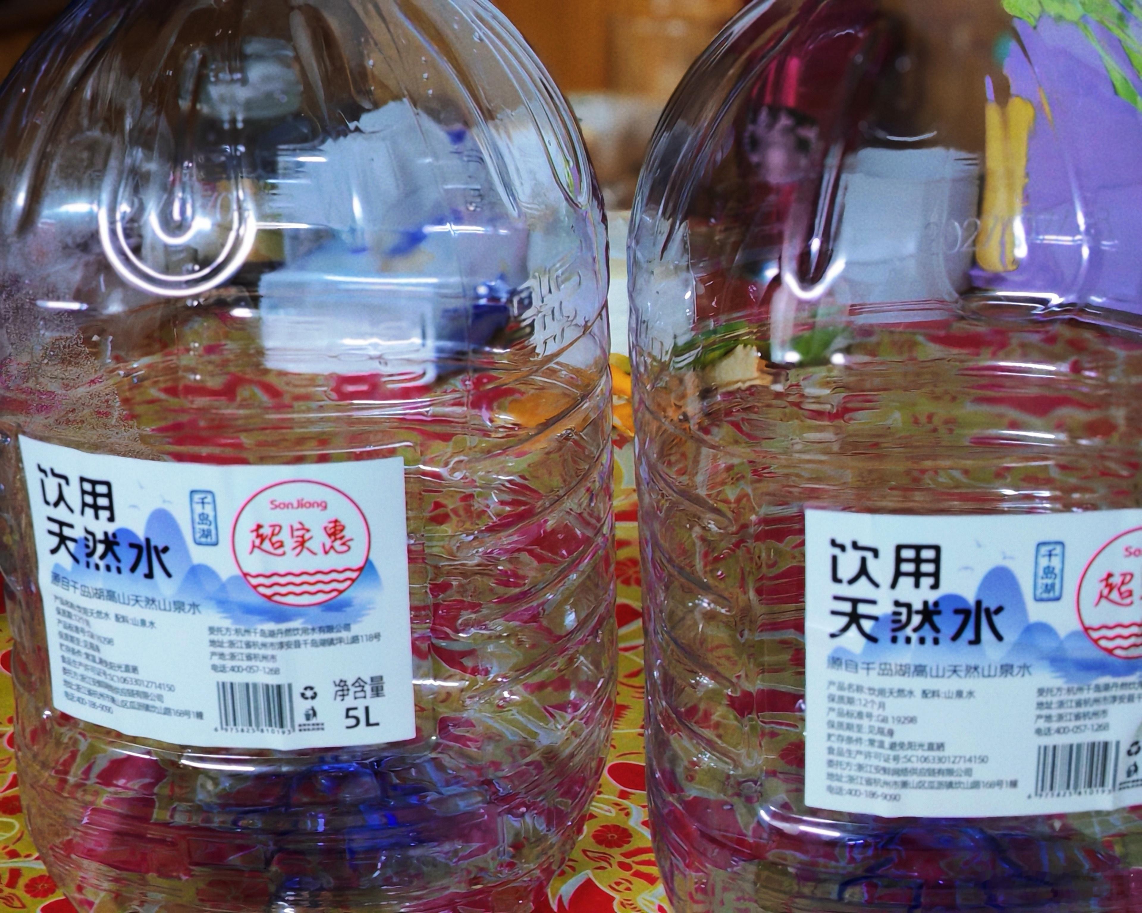 下班到家，给我妈打电话，她说快到了。我赶紧烧饭做菜，蒸茭白、秋葵炒里脊肉。她进门
