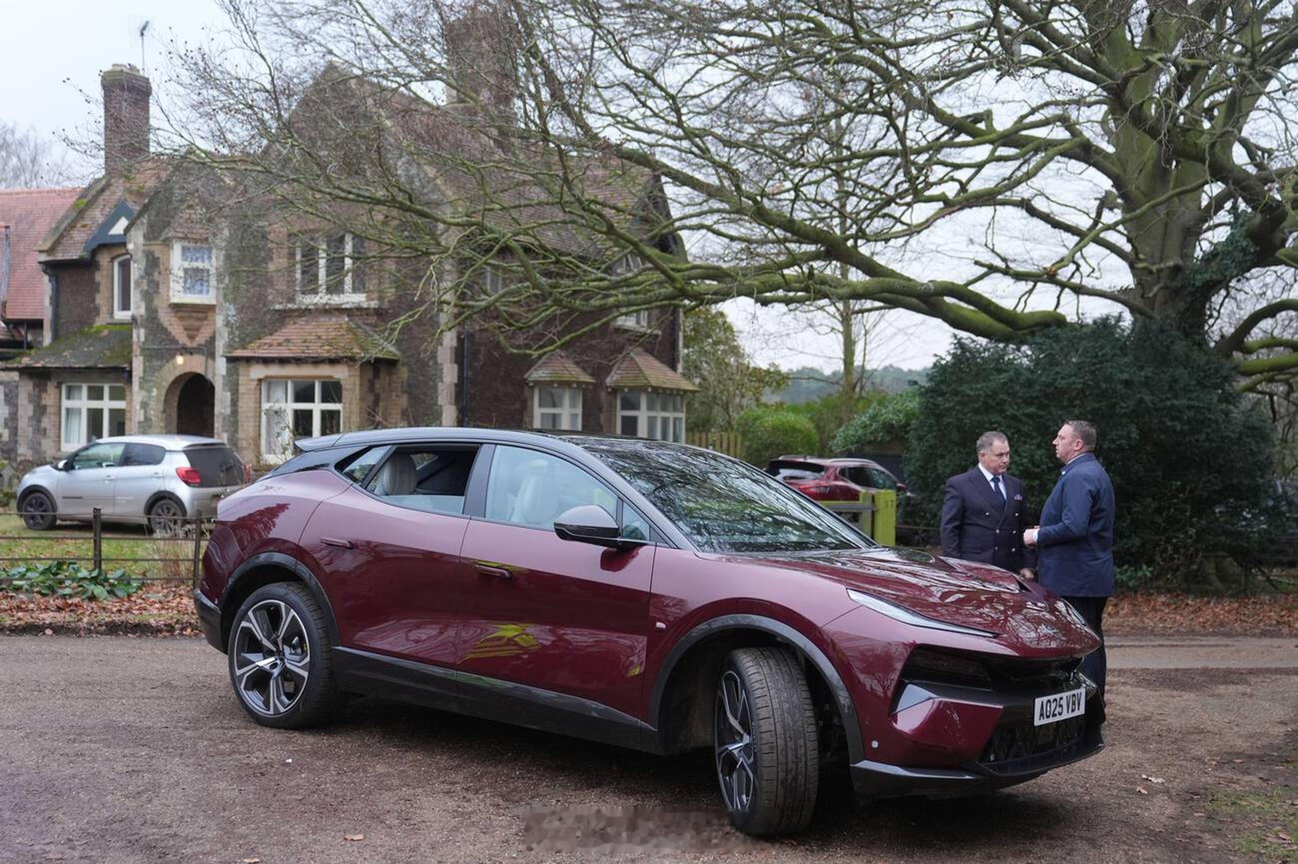 英国王室  据消息，今天查尔斯三世和卡米拉王后就是开这辆新购入的Lotus（路特