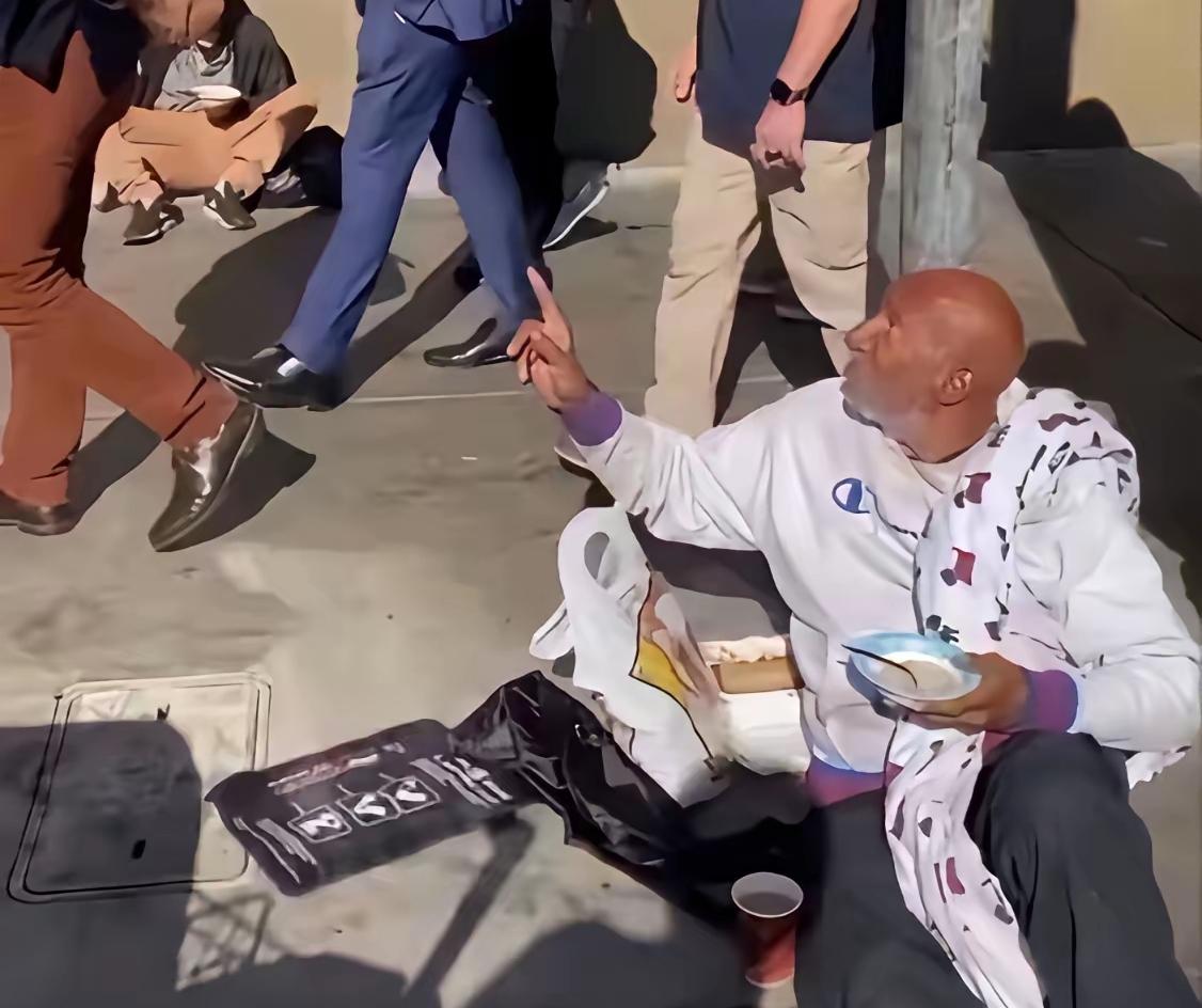 美国“斩杀线”的本质，是资本主导下的社会达尔文主义，将人异化为“负资产”！所谓中