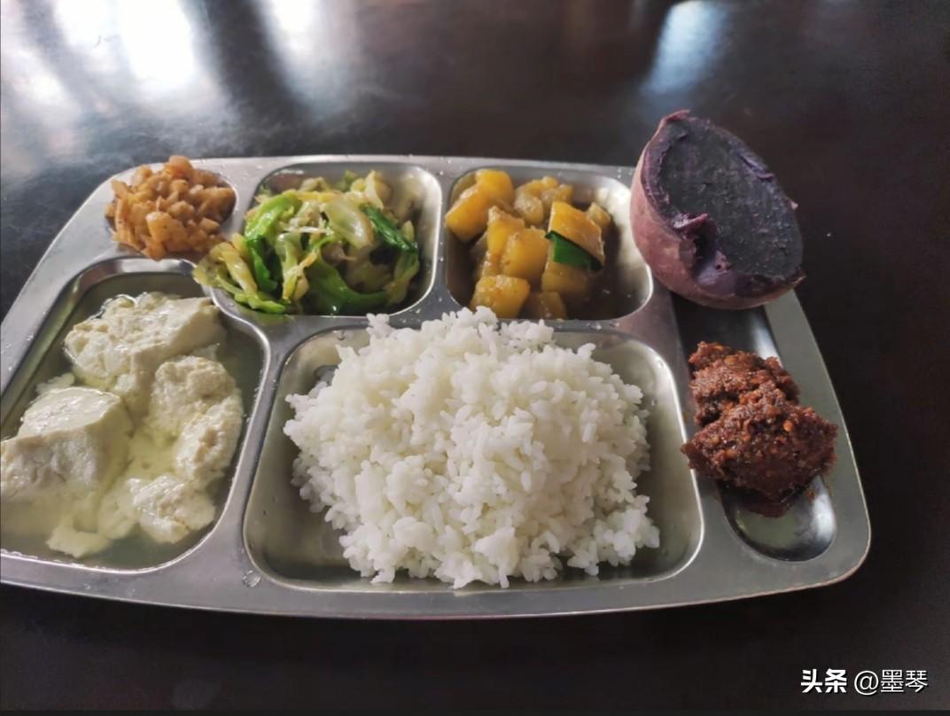 春光灿烂，爬山的好时机！[比心]

这周末天气是真好，突然就想出去走走，和朋友一