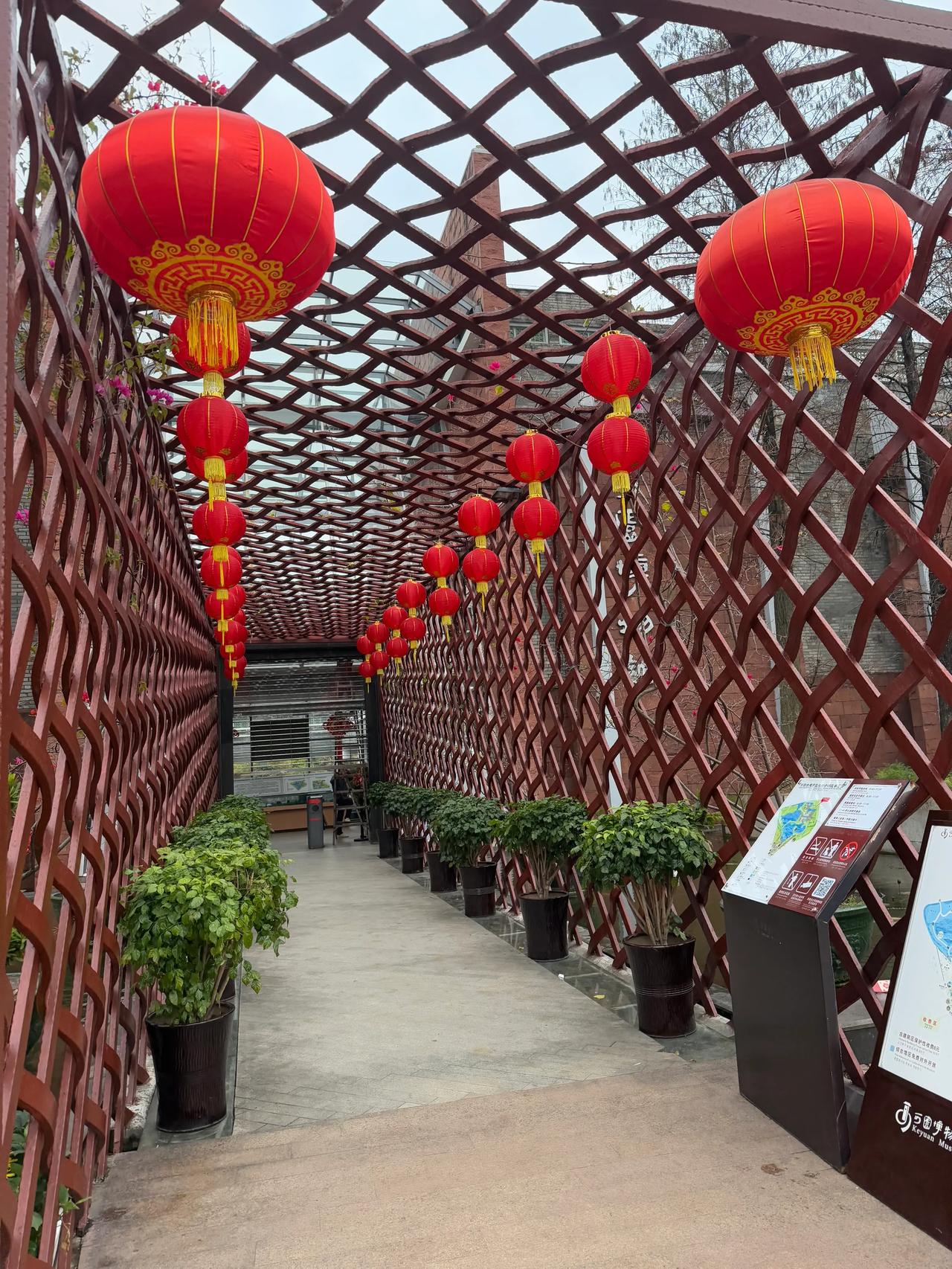 找工作我还去面试保洁呢，很高兴积极，一直暗示面试官我想来，扫个地拖个地就有钱，谁