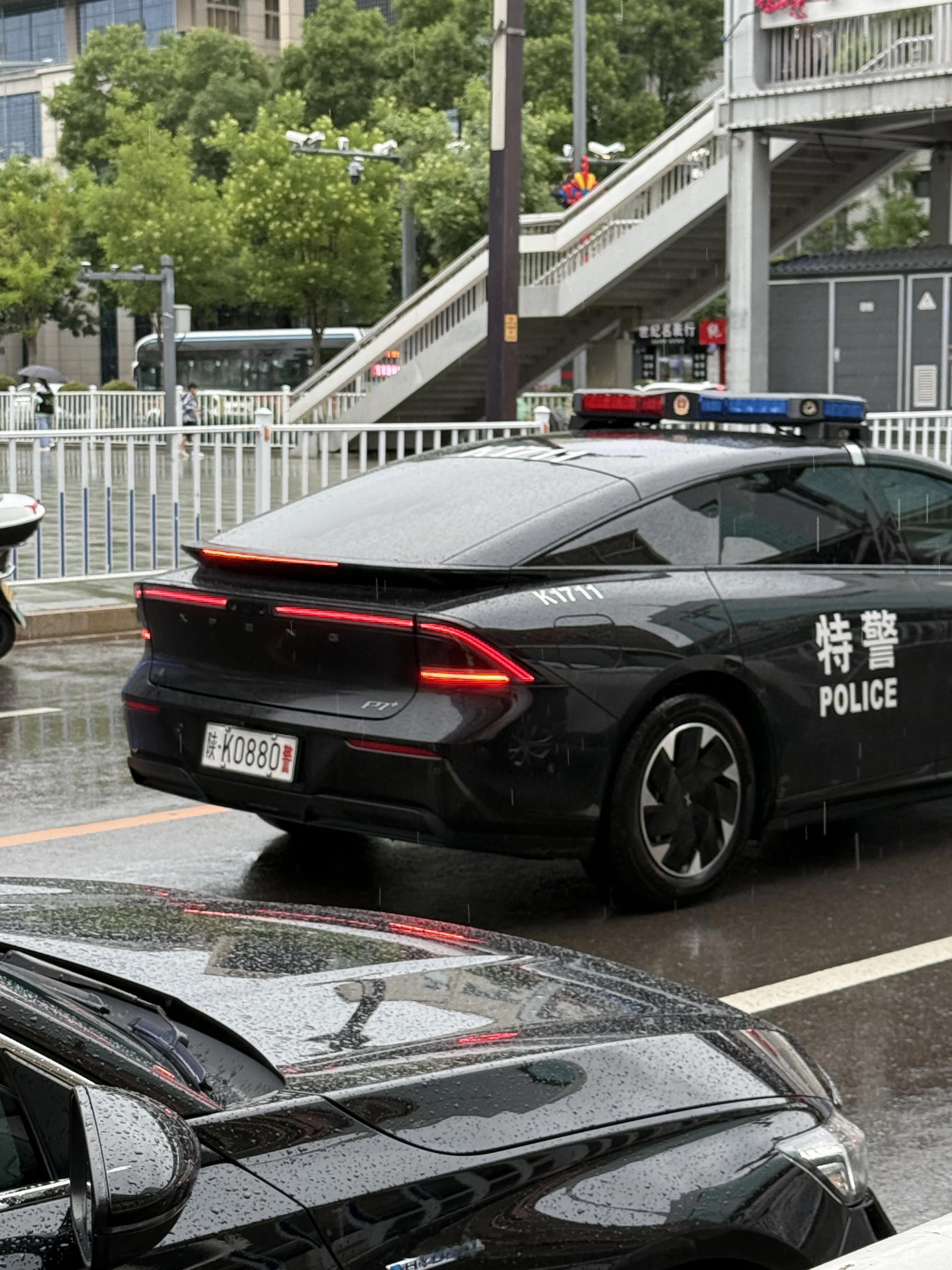 真正的黑武士小鹏 P7+特警涂装犯罪嫌疑人坐在后排 ： “你好小p  打开座椅按