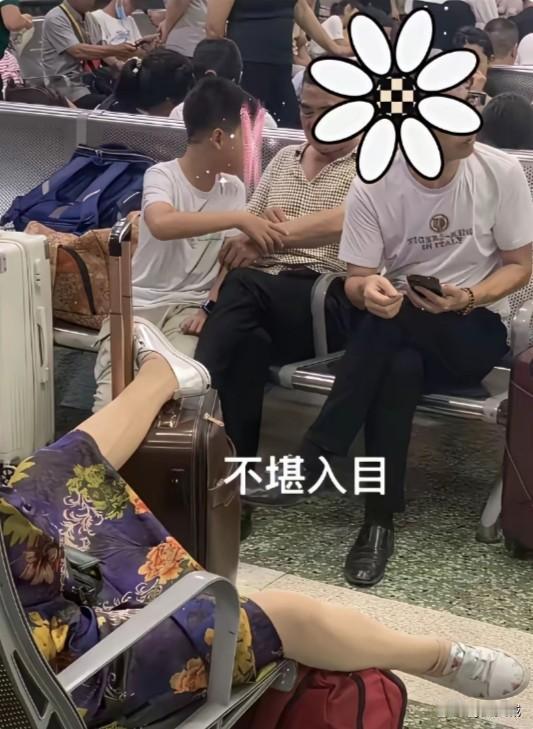 公共场合四仰八叉的躺着真的好吗？
出门在外你好歹顾忌一下自己的形象，坐在椅子上岔