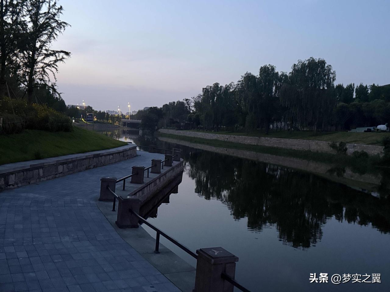 【小对联】
上：……？
下：吃喝。