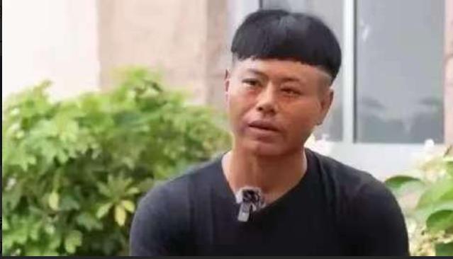 山东威海，一家3口去海边玩，结果，父子俩不慎被海浪卷走，妻子急得大喊：“有人会游