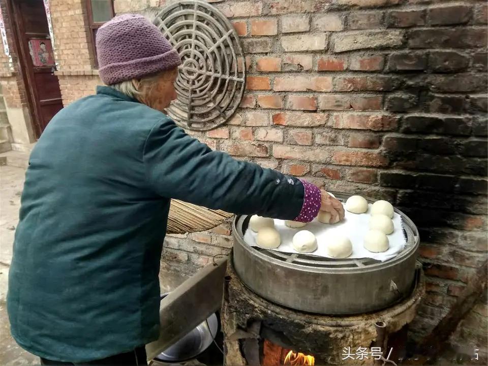 头条流量密码之一:
朴实善良的人，以最朴素的思维参与了你阳谋

一个装傻的人提问