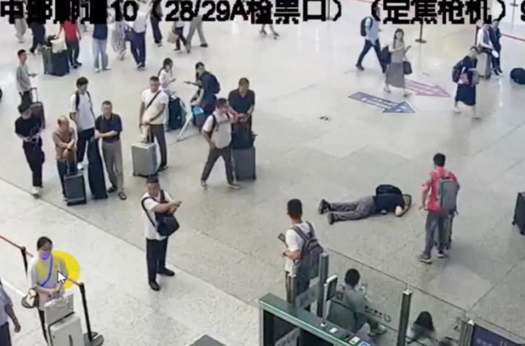 上海虹桥站候车大厅上演了一场让人动容的双向救赎，被救者是上海本地医务工作者，挺身