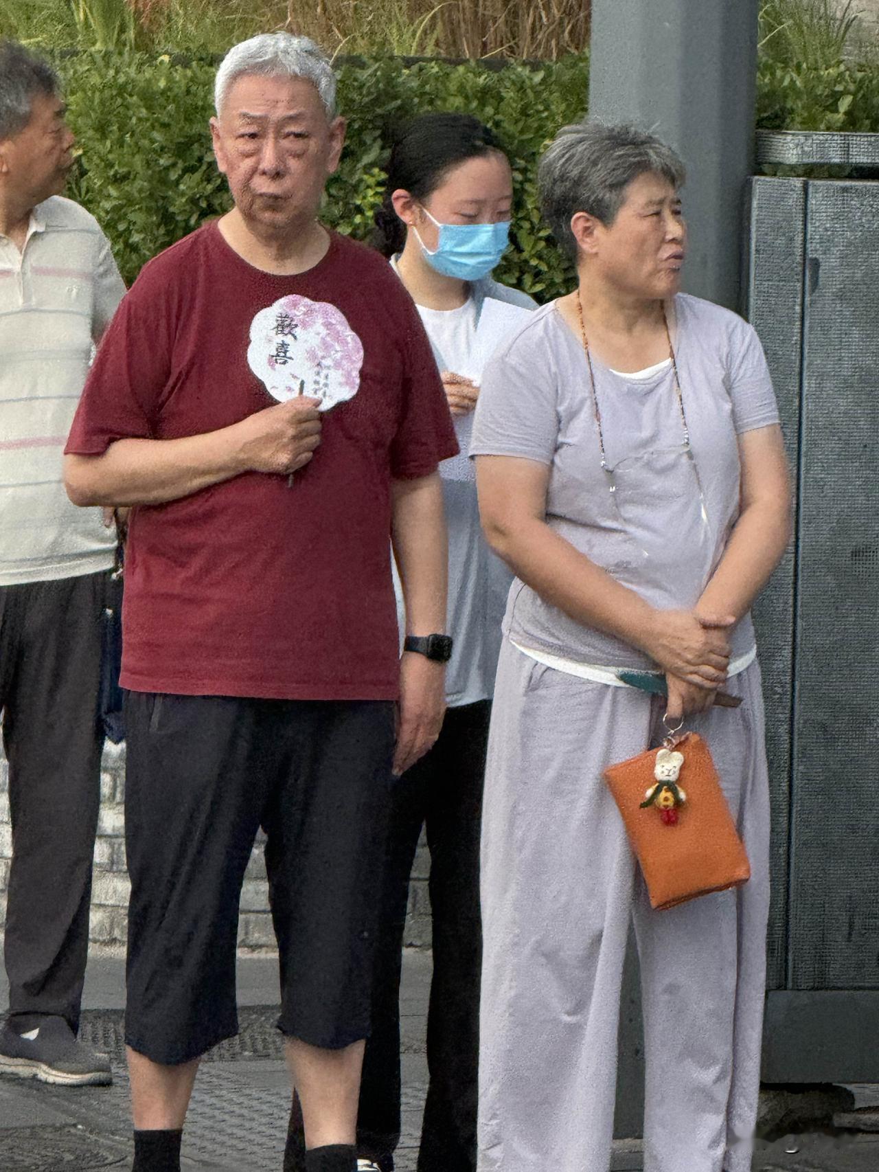 晒图笔记大赛大爷你怎么只给自己扇扇子啊？你没看旁边大妈已经热得都睁不开眼了吗？[