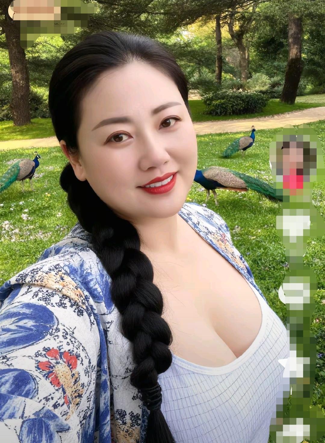山间风景美，隔壁家的大嫂更美，人美，性感漂亮，稳重大方。