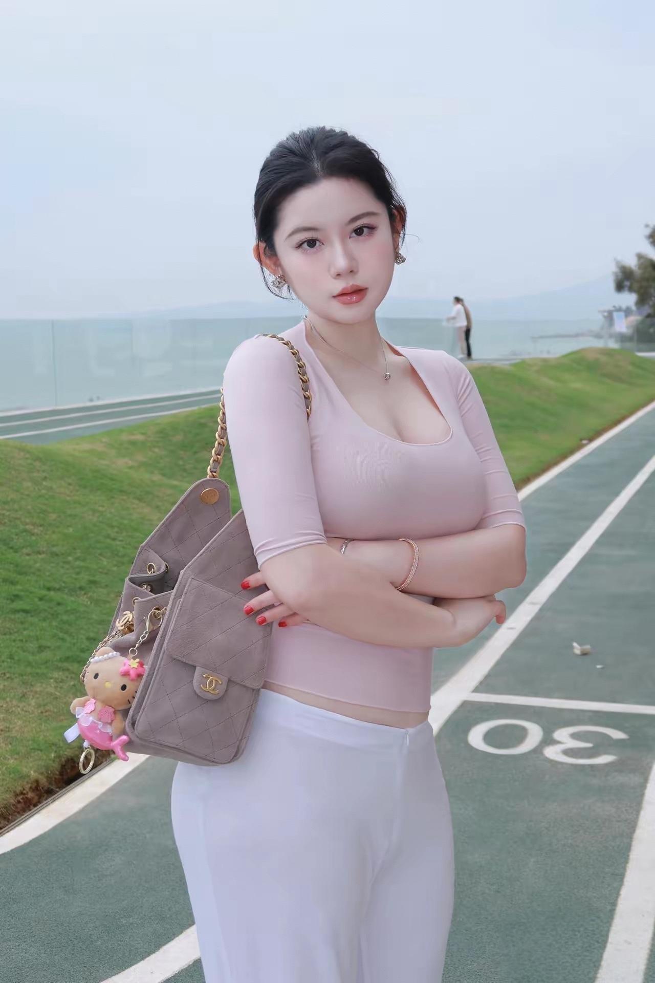不迎合，不讨好，做自己的主角才是最高级的性感✨

不需要刻意摆拍，也不需要滤镜加