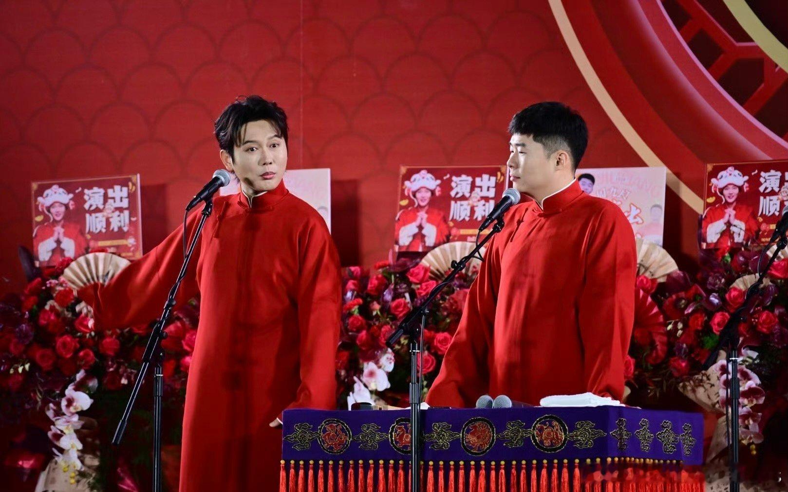 孟鹤堂周九良这是我能看的吗  斗笑社  就是说啊，烧饼的胸肌和周九良的胸肌到底有